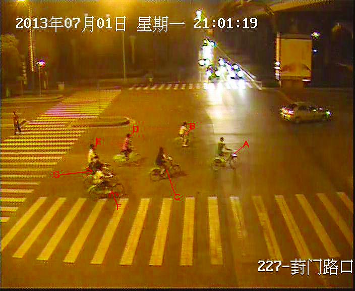 監(jiān)控顯示，有7名青年用非常規(guī)方式騎走公共自行車，其行為已涉嫌盜竊。